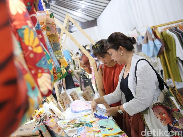 ASEAN Weekend Market Ramai Dikunjungi Warga