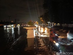 Jalan Wiliem Iskandar Depan UIN-Unimed Banjir, Banyak Motor Mogok