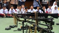Kala Siswa-siswi Mengenal Persenjataan TNI AD