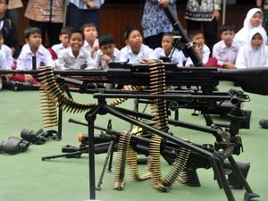 Kala Siswa-siswi Mengenal Persenjataan TNI AD Kala Siswa-siswi Mengenal Persenjataan TNI AD