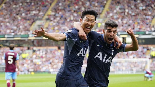 Tottenhams Son Heung-min, left, celebrates after scoring his sides fourth goal during the English Premier League soccer match between Burnley and Tottenham Hotspur at Turf Moor stadium in Burnley, England, Saturday, Sept. 2, 2023. (AP Photo/Jon Super)