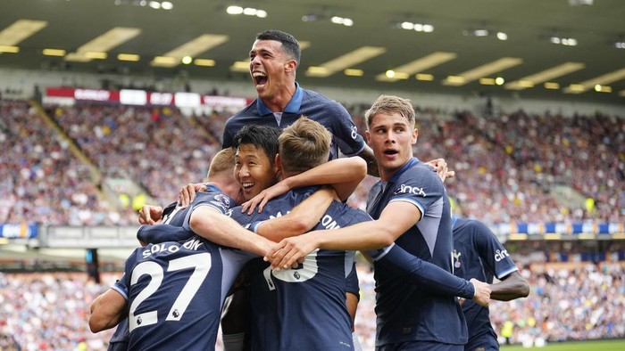Tottenham players celebrate after Tottenhams James Maddison scored his sides third goal during the English Premier League soccer match between Burnley and Tottenham Hotspur at Turf Moor stadium in Burnley, England, Saturday, Sept. 2, 2023. (AP Photo/Jon Super)