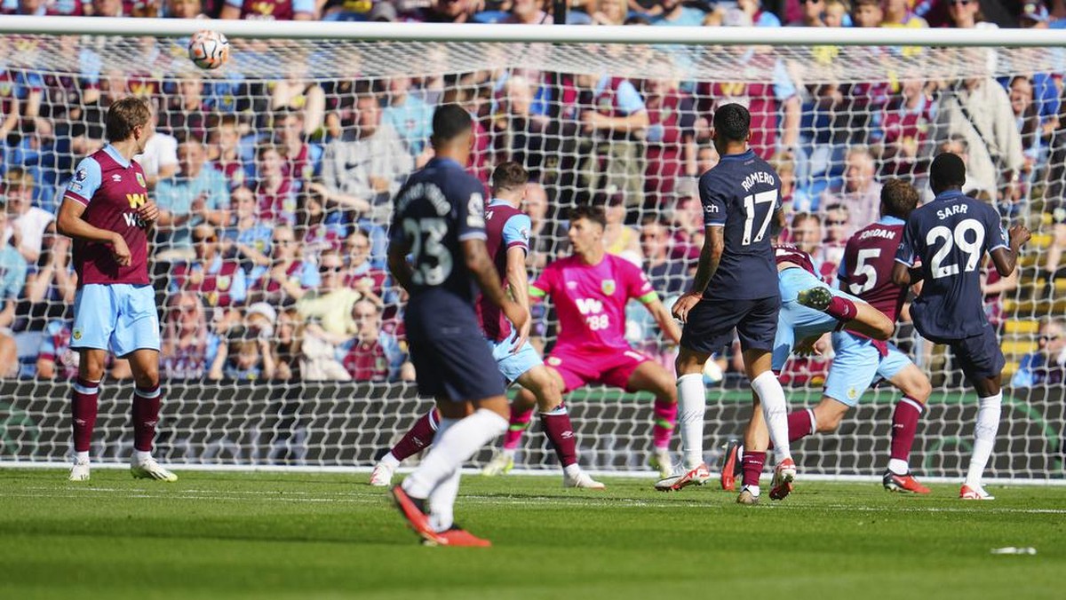 Tottenham Hotspur unggul 2-1 atas Burnley di babak pertama (Foto: AP/Jon Super)