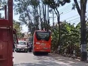 Dihalangi Bus Trans Jateng di Sragen, Ambulans Terhambat 10 Menit Dihalangi Bus Trans Jateng di Sragen, Ambulans Terhambat 10 Menit