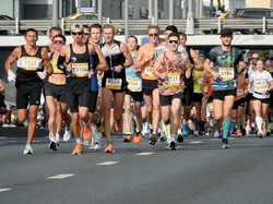 Digandrungi Pelari Rekreasional, Senyaman Apa Sih Pakai Sepatu Karbon?