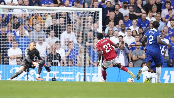 Nottingham Forests Anthony Elanga, second from right, scores during the English Premier League soccer match between Chelsea and Nottingham Forest at Stamford Bridge stadium in London, Saturday, Sept. 2, 2023. (AP Photo/Kirsty Wigglesworth)