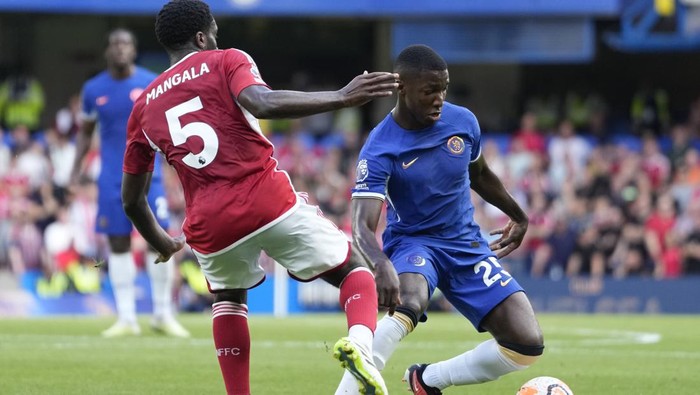 Chelseas Moises Caicedo, right, and Nottingham Forests Orel Mangala vie for the ball during the English Premier League soccer match between Chelsea and Nottingham Forest at Stamford Bridge stadium in London, Saturday, Sept. 2, 2023. (AP Photo/Kirsty Wigglesworth)