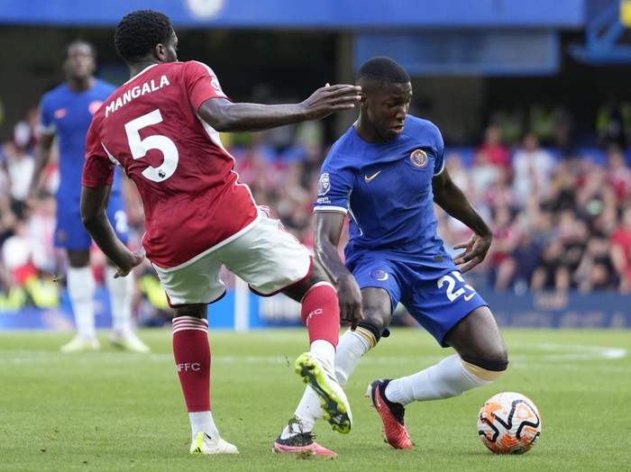Chelseas Moises Caicedo, right, and Nottingham Forests Orel Mangala vie for the ball during the English Premier League soccer match between Chelsea and Nottingham Forest at Stamford Bridge stadium in London, Saturday, Sept. 2, 2023. (AP Photo/Kirsty Wigglesworth)