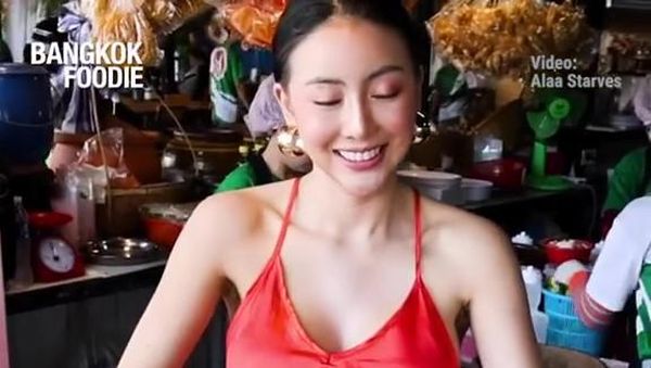 Cantik! Penjual Ayam Kaki Lima Ini Bikin Pelanggannya Terpana