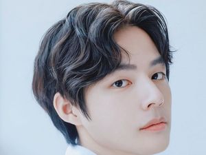 7 Potret Barista Tampan Kegantengannya Viral, Disebut Kembaran V BTS 7 Potret Barista Tampan Kegantengannya Viral, Disebut Kembaran V BTS