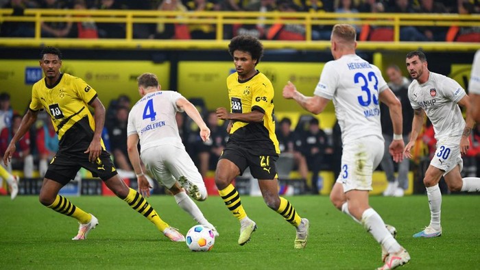 Dortmunds German forward #27 Karim Adeyemi (C) and Heidenheims German defender #04 Tim Siersleben vie for the ball during the German first division Bundesliga football match between BVB Borussia Dortmund and FC Heidenheim in Dortmund, western Germany on September 1, 2023. (Photo by UWE KRAFT / AFP) / DFL REGULATIONS PROHIBIT ANY USE OF PHOTOGRAPHS AS IMAGE SEQUENCES AND/OR QUASI-VIDEO