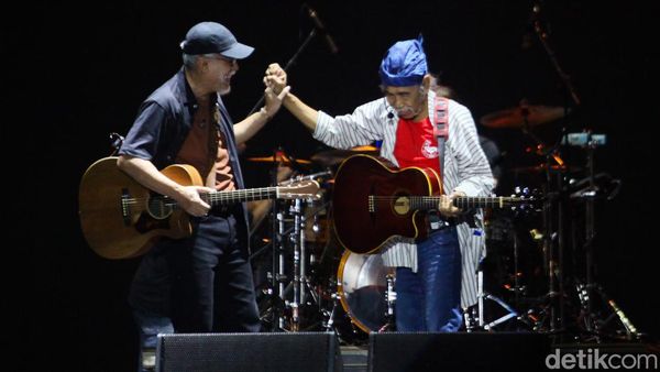 Iwan Fals x Sawung Jabo: Reuni dan Tetap Kritis di Atas Panggung