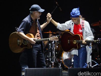 Iwan Fals x Sawung Jabo: Reuni dan Tetap Kritis di Atas Panggung