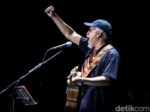 Iwan Fals Kembali ke Masa Muda di Sychronize Fest 2023