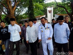 JK Hadiri Pemakaman Eks Gubernur Sulsel Amin Syam di TMP Panaikang Makassar