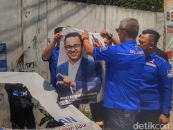 Kader Gunting Foto Anies Baswedan dari Baliho Demokrat di Bandung