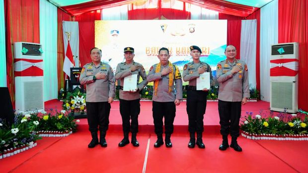 Kapolri Jenderal Listyo Sigit Prabowo meninjau rumah dinas baru Brimob di Kalbar, (dok istimewa).