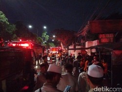 Kebakaran di Kenjeran Merembet ke 3 Rumah Warga