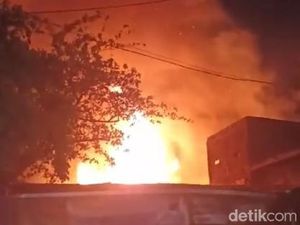 Toko Bangunan di Kenjeran Terbakar