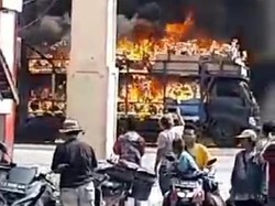Truk Terbakar di Pantura Brebes, 45 Unit Sepeda Listrik Hangus