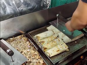 Pakai Modal Seadanya, Pria Palestina Sukses Buka Warung Kebab di Indonesia