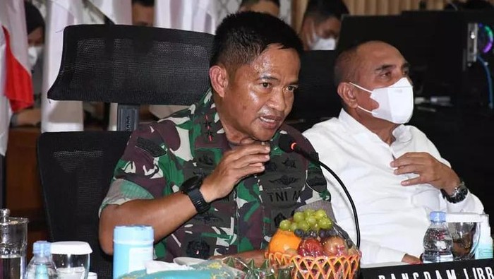 Mayjen TNI (Purn) Hassanudi saat bersama Gubsu Edy Rahmayadi. (Foto: Dok. Kodam I/BB)