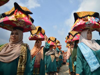Melihat Kaum Ibu Ikut Arak-arakan Pekan Kebudayaan Nasional di Sumbar