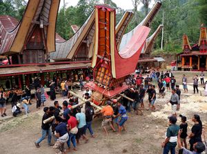 Melihat Prosesi Penguburan Rambu Solo Toraja Melihat Prosesi Penguburan Rambu Solo Toraja