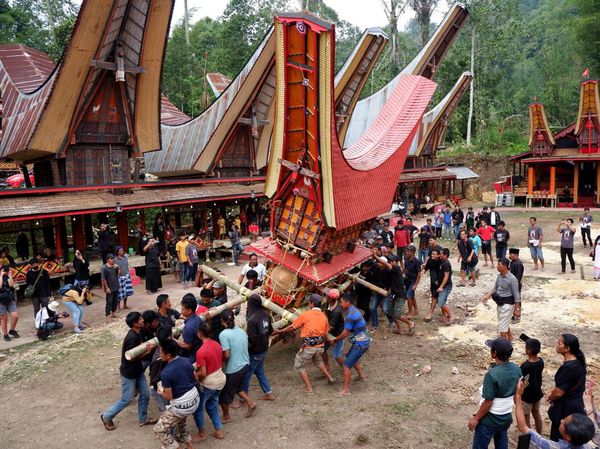 Melihat Prosesi Penguburan Rambu Solo Toraja