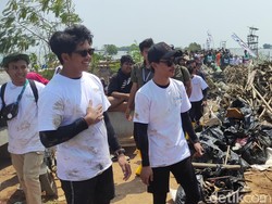 Pandawara Group Ajak Pemuda Sikat Sampah di Kampung Nelayan Semarang