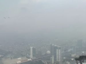 Melihat dari Udara: Mendungnya Langit Jakarta Gegara Polusi
