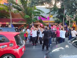 Relawan Ganjar Warnai Deklarasi Anies-Cak Imin di Depan Hotel Majapahit