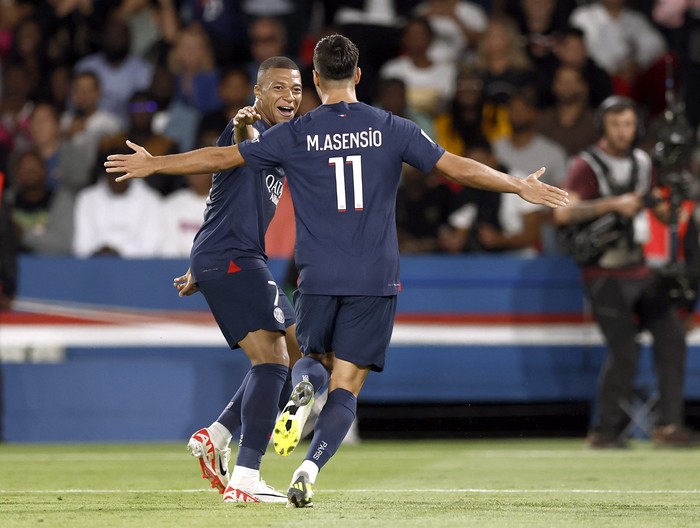 Soccer Football - France - Ligue 1 - Paris St Germain v RC Lens - Parc des Princes, Paris, France - August 26, 2023 Paris St Germains Marco Asensio celebrates scoring their first goal with Paris St Germains Kylian Mbappe REUTERS/Benoit Tessier