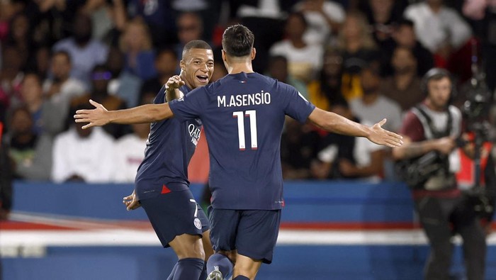 Soccer Football - France - Ligue 1 - Paris St Germain v RC Lens - Parc des Princes, Paris, France - August 26, 2023 Paris St Germain's Marco Asensio celebrates scoring their first goal with Paris St Germain's Kylian Mbappe REUTERS/Benoit Tessier