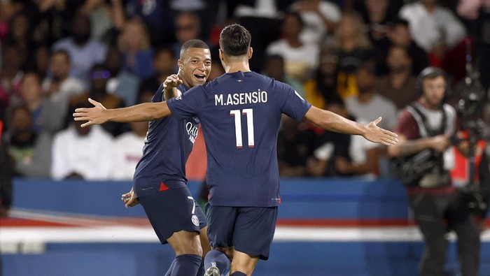 PSG, Mbappe, Goncalo Ramos Soccer Football - France - Ligue 1 - Paris St Germain v RC Lens - Parc des Princes, Paris, France - August 26, 2023 Paris St Germain's Marco Asensio celebrates scoring their first goal with Paris St Germain's Kylian Mbappe REUTERS/Benoit Tessier