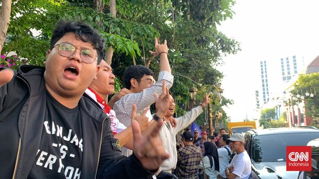 Massa relawan muda bakal calon presiden dari PDI Perjuangan, Ganjar Pranowo, melakukan pertunjukan musik dan bernyanyi bersama, di Jalan Tunjungan, seberang Hotel Majapahit, lokasi deklarasi Anies Baswedan-Muhaimin Iskandar (Cak Imin).