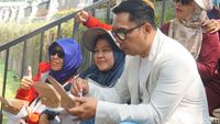 Momen Ridwan Kamil Santap Olahan Ikan Bareng Warga