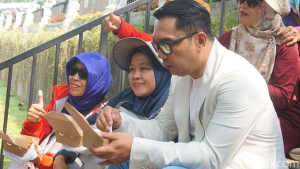 Momen Ridwan Kamil Santap Olahan Ikan Bareng Warga