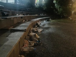 Pengunjung Tinggalkan Sampah Berserakan Setelah Peresmian TMII Usai