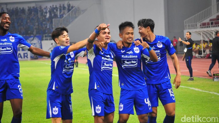 Selebrasi Gali Freitas usai mencetak gol kedua PSIS ke gawang Bali United di Stadion Jatidiri Semarang, Sabtu (2/9/2023).
