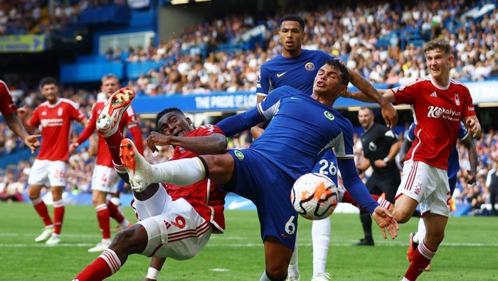 Soccer Football - Premier League - Chelsea v Nottingham Forest - Stamford Bridge, London, Britain - September 2, 2023 Chelseas Thiago Silva in action with Nottingham Forests Taiwo Awoniyi Action Images via Reuters/Matthew Childs EDITORIAL USE ONLY. No use with unauthorized audio, video, data, fixture lists, club/league logos or live services. Online in-match use limited to 75 images, no video emulation. No use in betting, games or single club /league/player publications.  Please contact your account representative for further details.