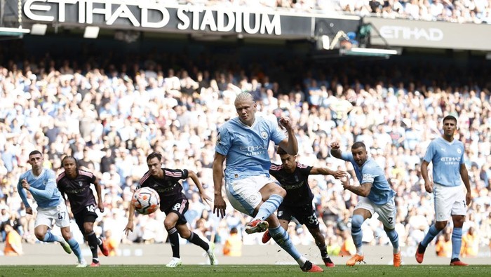 Soccer Football - Premier League - Manchester City v Fulham - Etihad Stadium, Manchester, Britain - September 2, 2023 Manchester Citys Erling Braut Haaland scores their fourth goal from the penalty spot Action Images via Reuters/Jason Cairnduff EDITORIAL USE ONLY. No use with unauthorized audio, video, data, fixture lists, club/league logos or live services. Online in-match use limited to 75 images, no video emulation. No use in betting, games or single club /league/player publications.  Please contact your account representative for further details.