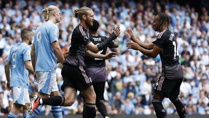 Soccer Football - Premier League - Manchester City v Fulham - Etihad Stadium, Manchester, Britain - September 2, 2023 Fulhams Tim Ream celebrates scoring their first goal with Bobby Decordova-Reid Action Images via Reuters/Jason Cairnduff EDITORIAL USE ONLY. No use with unauthorized audio, video, data, fixture lists, club/league logos or live services. Online in-match use limited to 75 images, no video emulation. No use in betting, games or single club /league/player publications.  Please contact your account representative for further details.