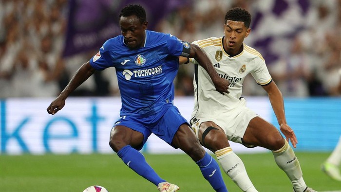 Soccer Football - LaLiga - Real Madrid v Getafe - Santiago Bernabeu, Madrid, Spain - September 2, 2023 Getafes Djene in action with Real Madrids Jude Bellingham REUTERS/Violeta Santos Moura