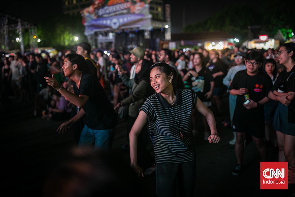 Penonton saat menyaksikan penampilan Soneta di Panggung Synchronize Festival 2023 di Gambir Expo, Jakarta, Jumat (1/9/2023).