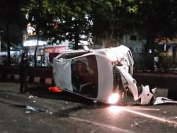 Tabrak Lari di Jalan Jensud Semarang, Mobil Vios Berisi 3 Penumpang Terguling