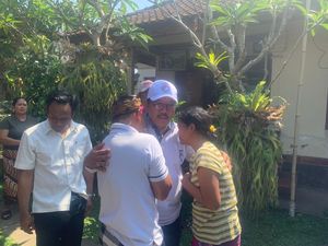 Sambangi Keluarga Korban Lift Maut di Ubud, Cok Ace Disambut Isak Tangis Sambangi Keluarga Korban Lift Maut di Ubud, Cok Ace Disambut Isak Tangis