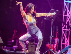 Respons Dewi Perssik Video Lawas Aksi Panggungnya Viral