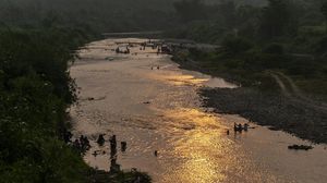 Dampak Kekeringan di Lebak Bikin Warga Mandi dan Cuci Baju di Sungai