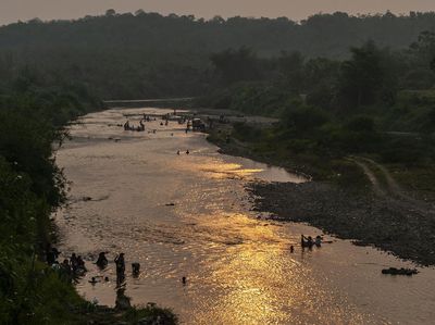 Dampak Kekeringan di Lebak Bikin Warga Mandi dan Cuci Baju di Sungai